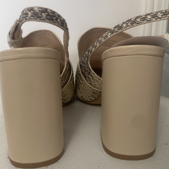 Brand new never worn .. Completely sold out online at  The Bay - Picture 5 of 7